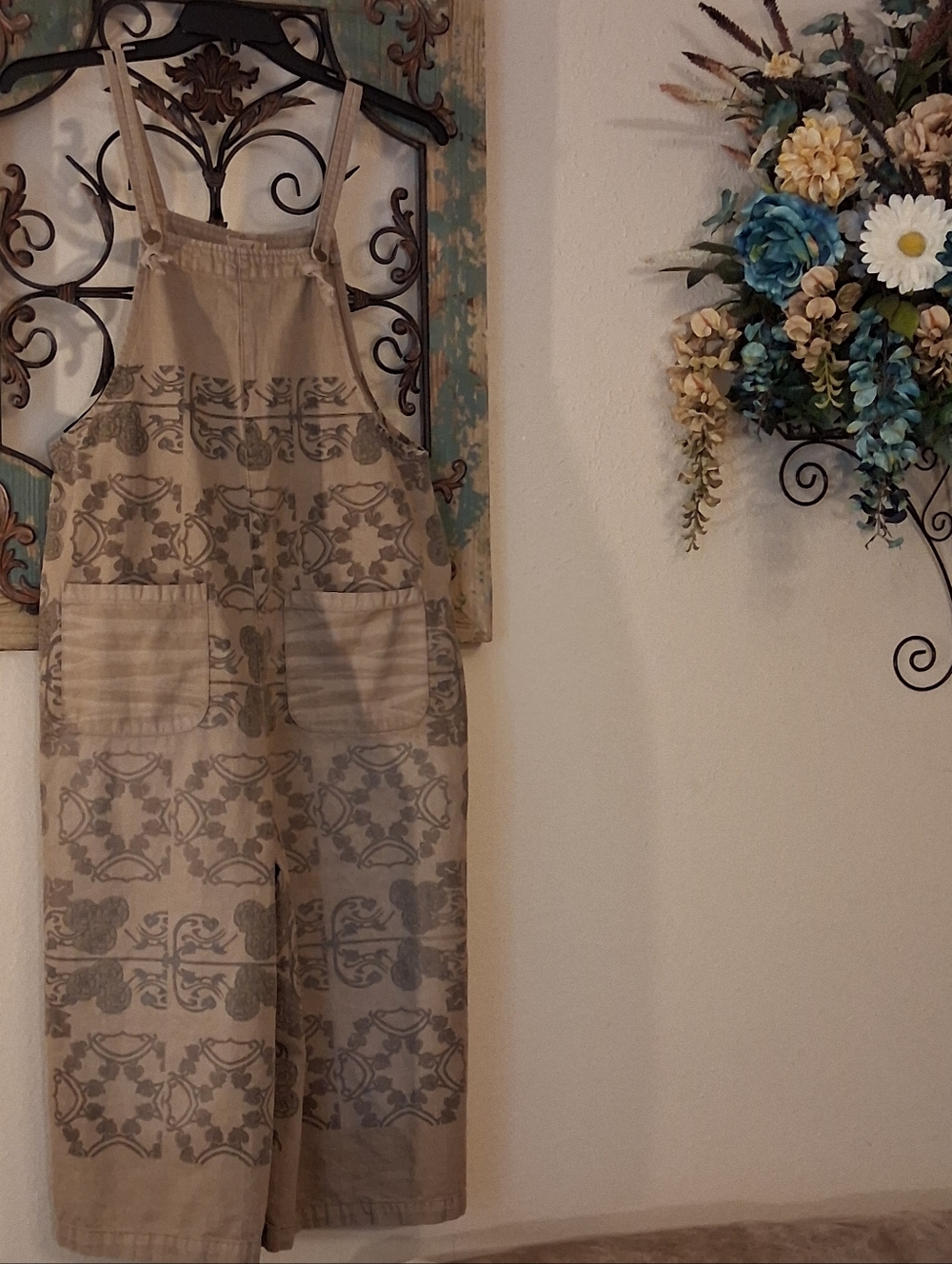 easel Beige Printed Wide-Leg Overall Jumpsuit. NWT Size Small - Picture 5 of 14
